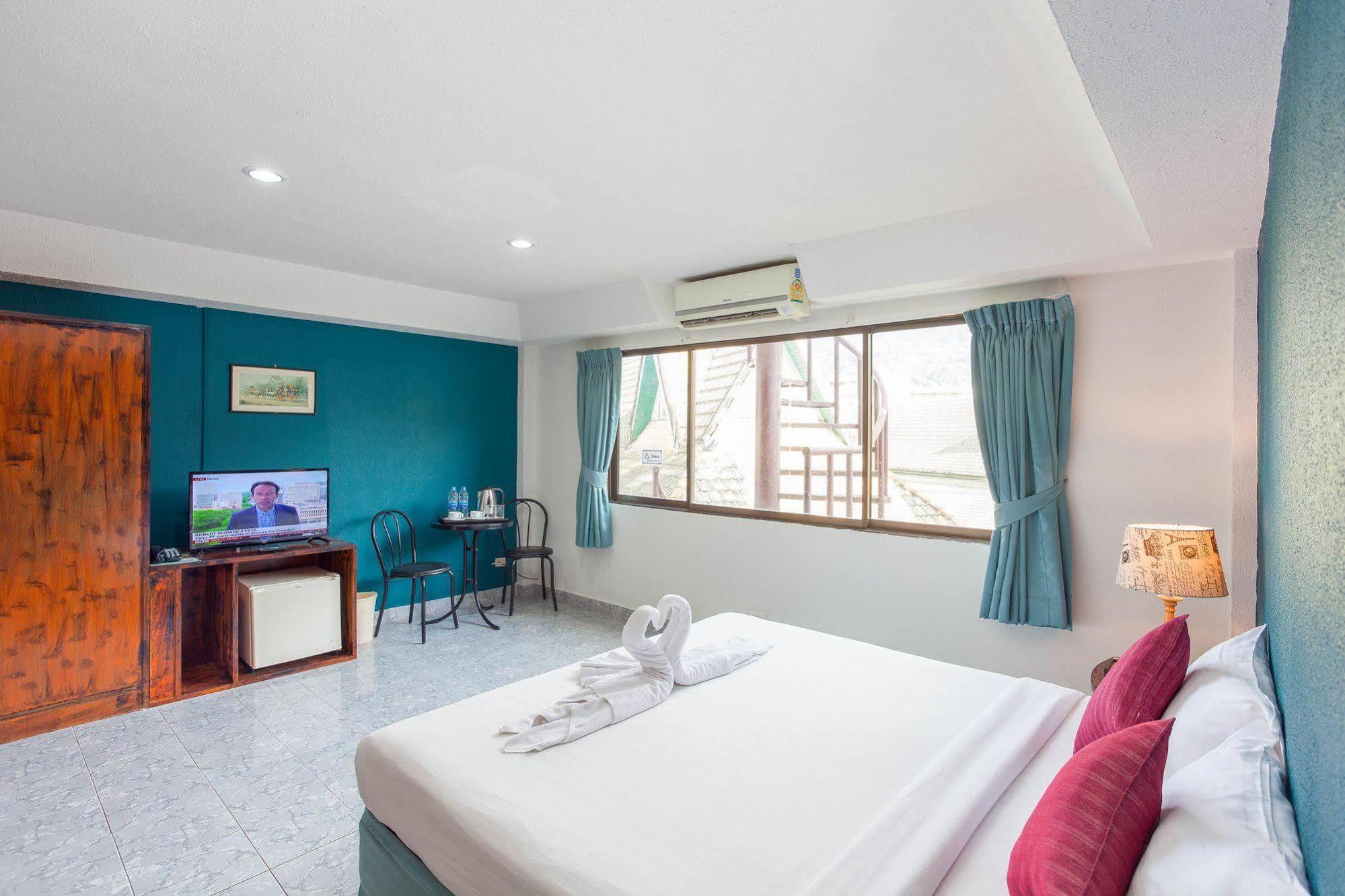 Simple Boutique Seabreeze Hotel Patong Exterior photo